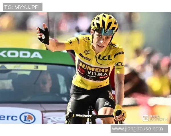 足球明星骑行训练时刻展现拼搏精神与运动魅力的精彩瞬间